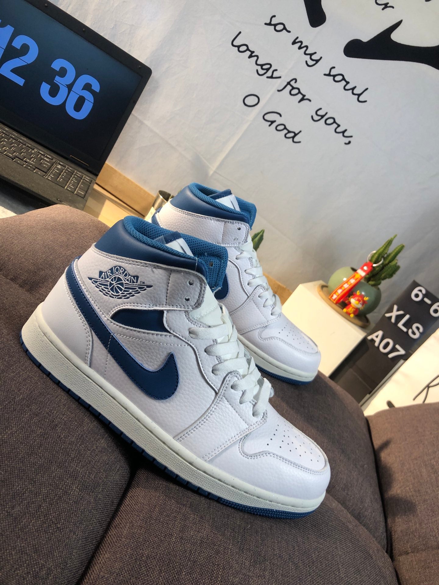 Air Jordan 1 Retro Mid White
