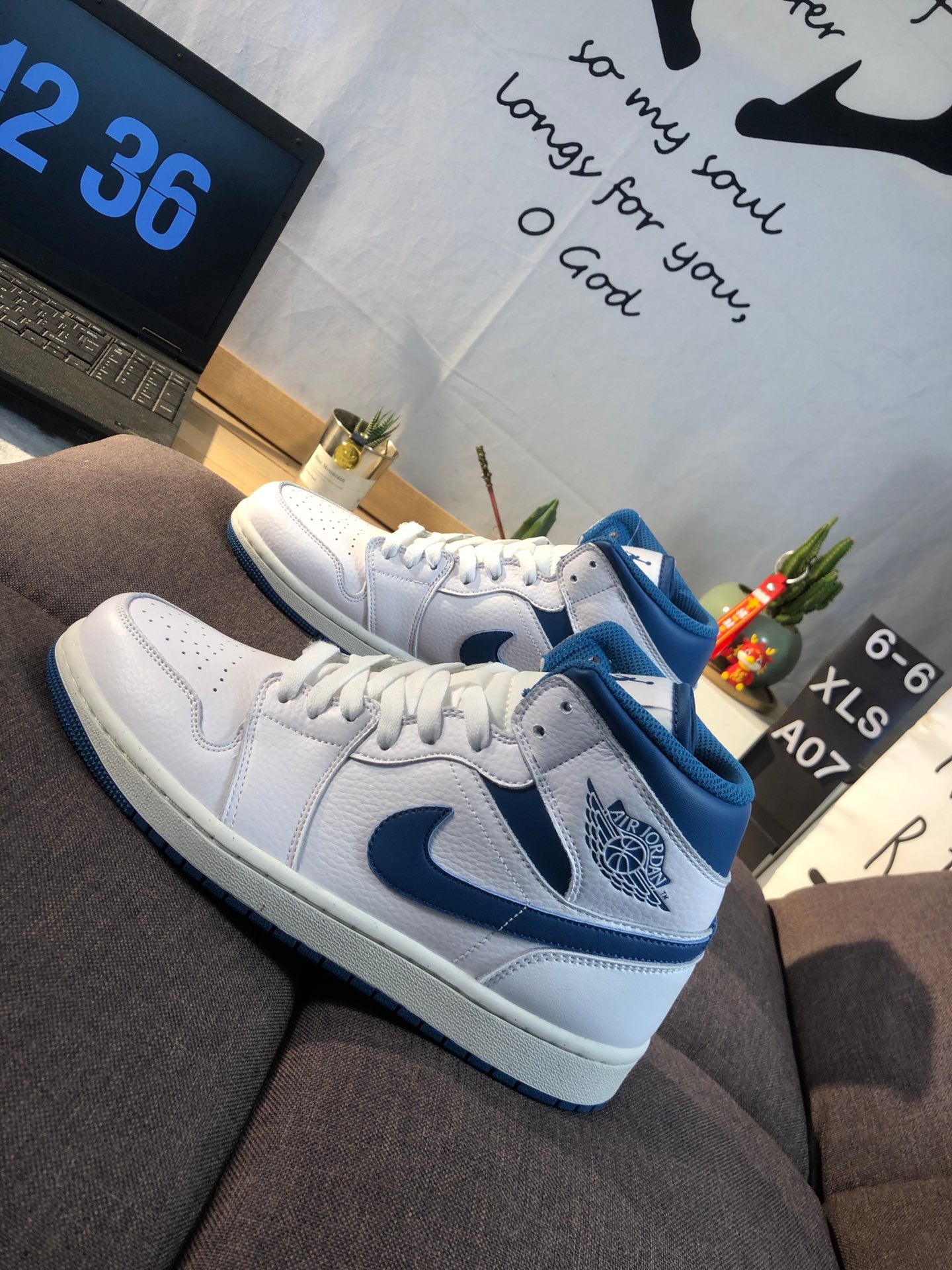 Air Jordan 1 Retro Mid White